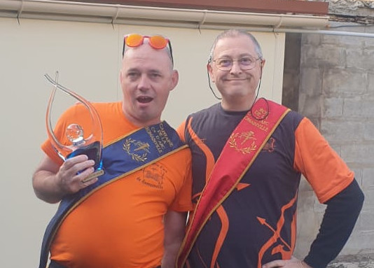 Présence du nouveau roi et de l'ancien, remise du trophée.